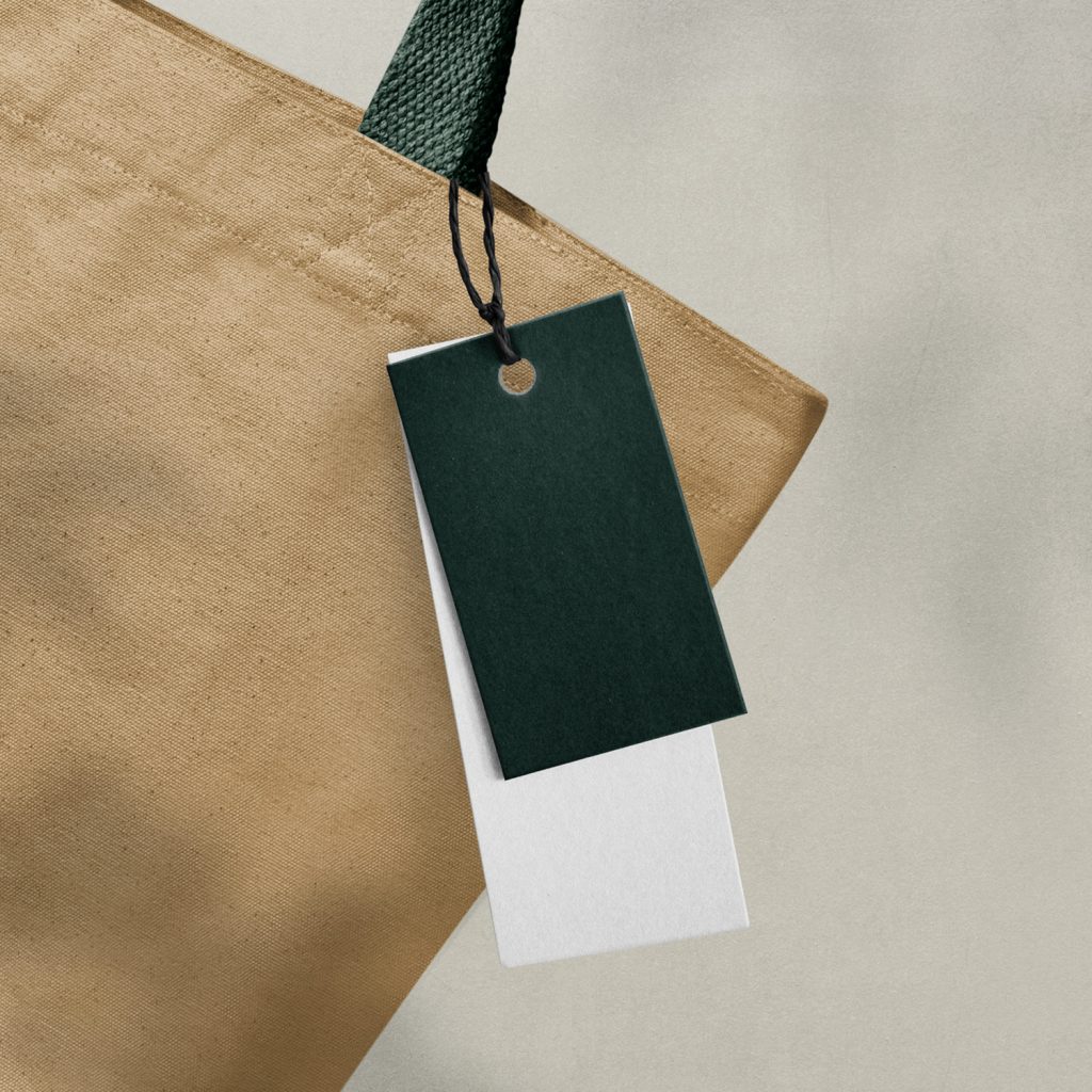 Etiquetas estándar de color blanco y negro amarradas a una bolsa
