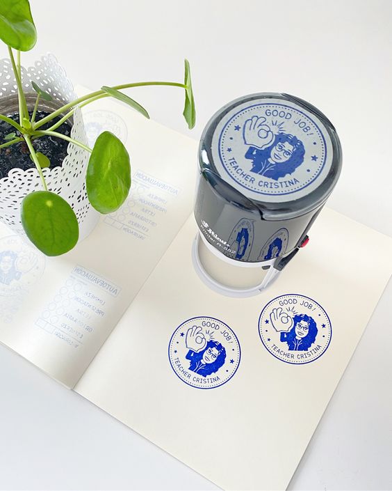 Sellos de caucho Colop redondos estampados sobre una hoja en una mesa