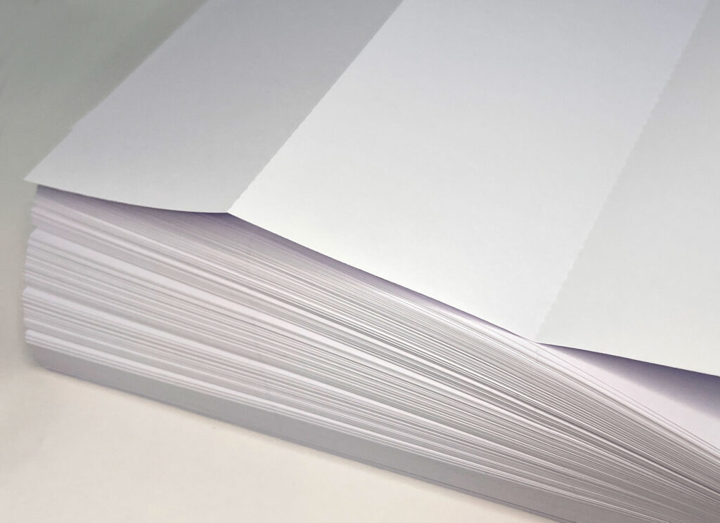 Hojas de papel divididas en tres partes mediante microperforado