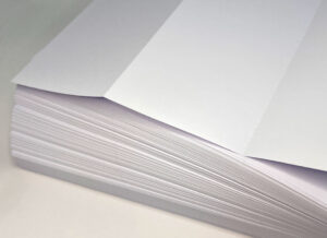Hojas de papel divididas en tres partes mediante microperforado