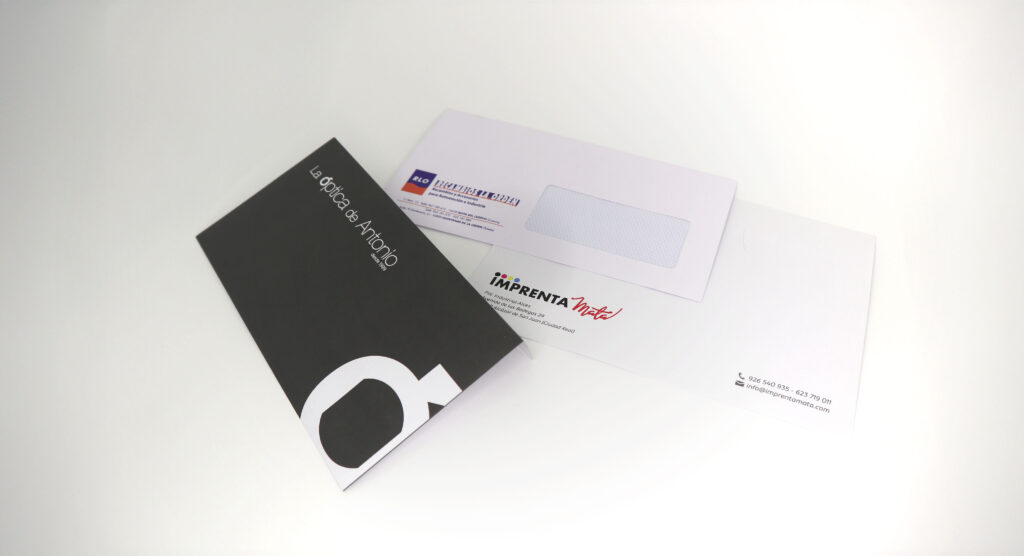 Varios sobres de diferentes tamaños impresos